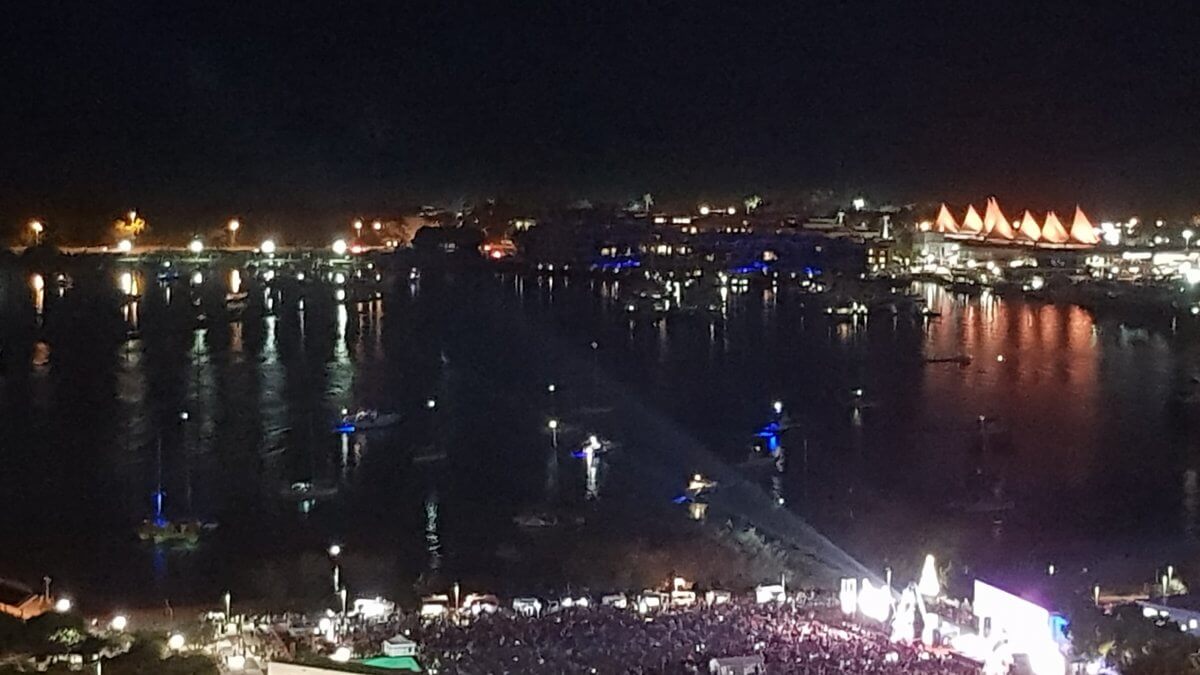 Families enjoying Christmas carols at Southport Broadwater Parklands