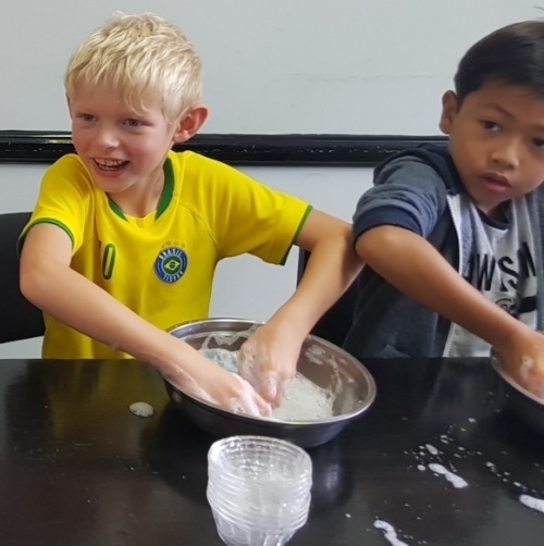Kids English school science class at AICOL